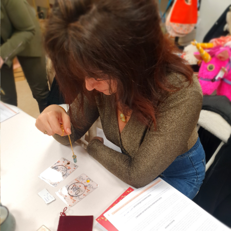 alt="Personne pratiquant la radiesthésie avec un pendule, exercice d’initiation"