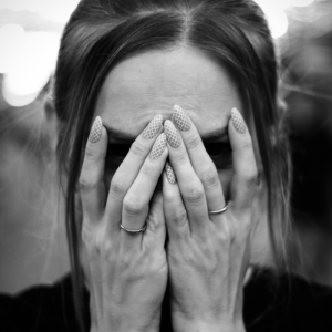 femme qui se cache les yeux avec ses mains